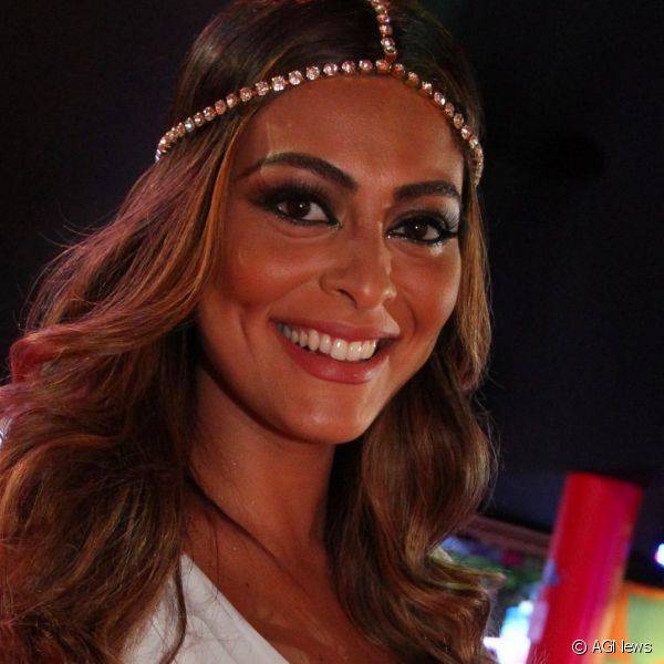 Juliana Paes deixou os olhos bem delineados para turbinar a maquiagem básica que usou no carnaval (Foto: Agnews)